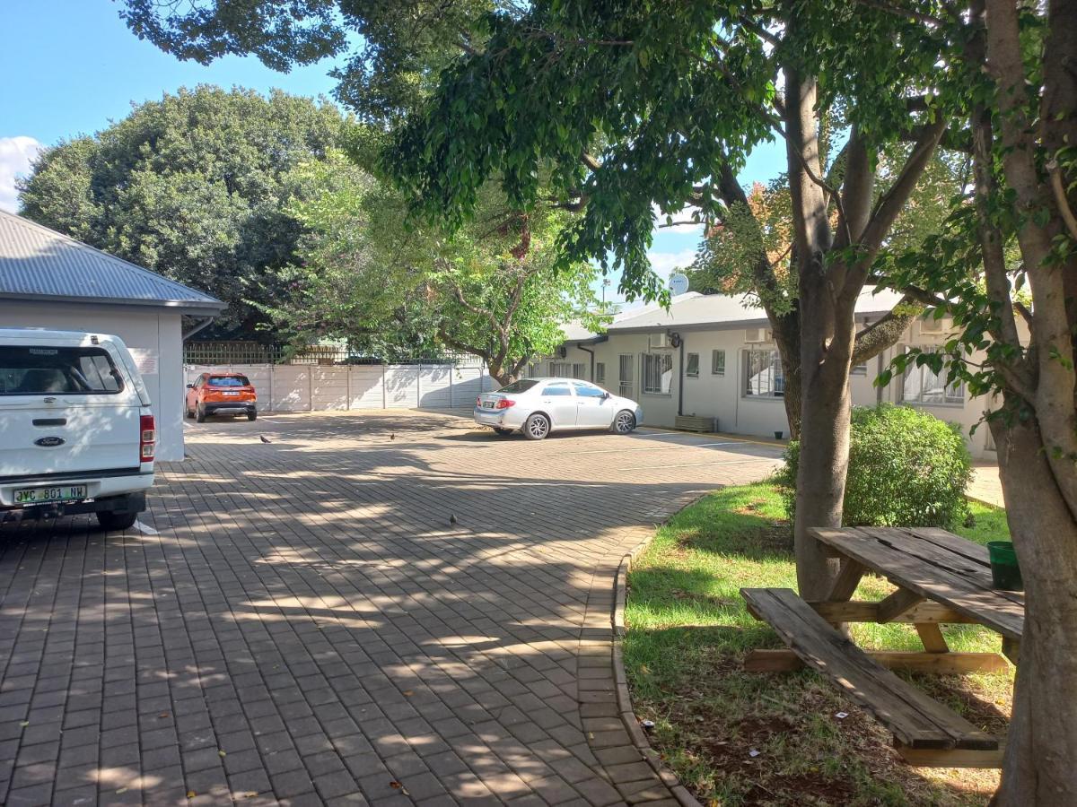 Triple9 Hatfield Guesthouse Pretoria-Noord Exteriör bild
